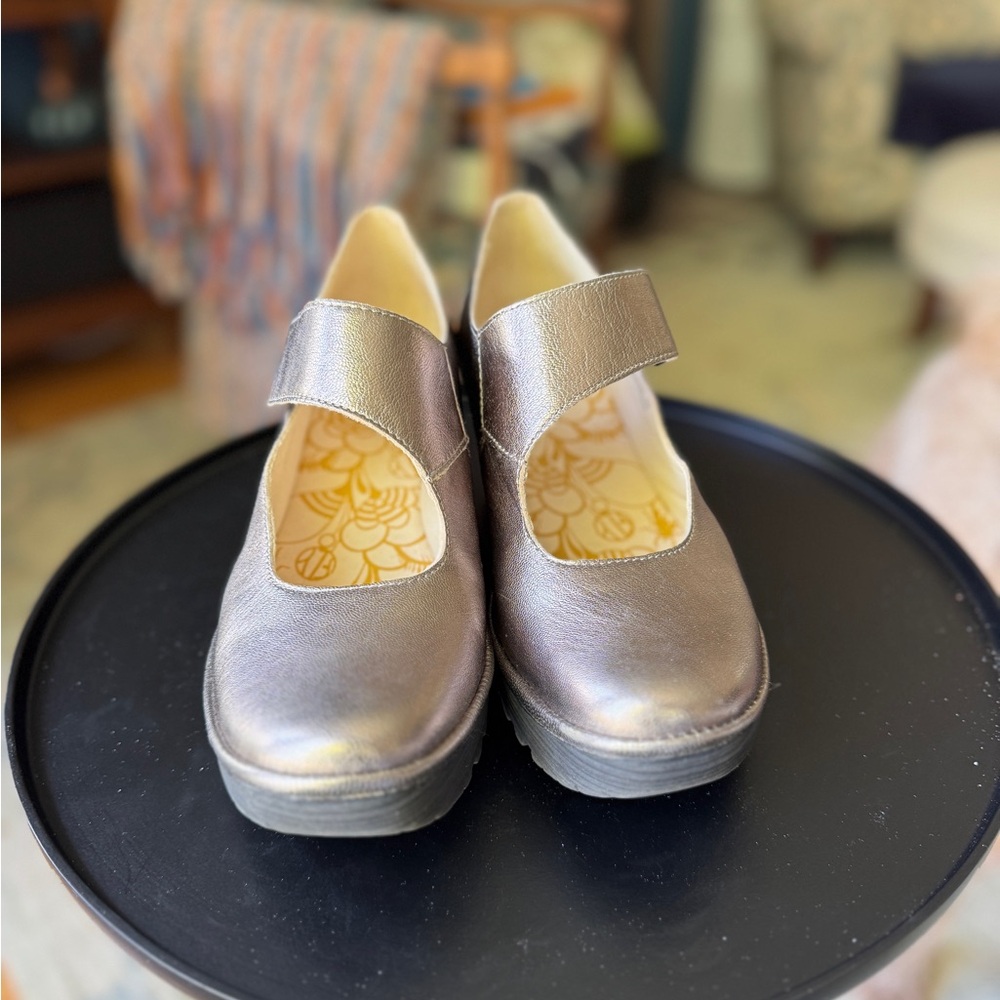 Stylish Fly Silver Metallic Yasi Wedge
